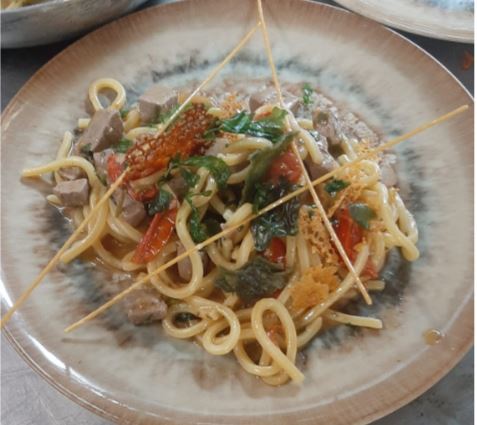 Spaghetti con tonno fresco, pomodorini e verdure